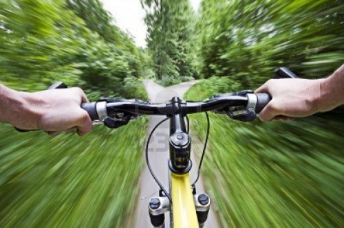 mountain-bike-in-discesa-veloce-discesa-da-vicino.jpg